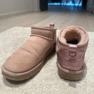 ROSA UGGS🩷 - Superfina uggs i färg som inte går att få tag på längre😍. Clasic ultra mini Nypris 1799:- Kan gå ner i pris vid snabb affär😍