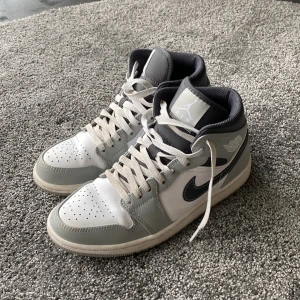 Air Jordan 1 mid ”light smoke grey anthracite” - Ett par gråa jordans i strl 40 som är försiktigt använda. Perfekt nu som antigen höst eller vinterskor, skicket skulle jag säga är 8,5/10. Hör av er vid frågor! Box medföljer