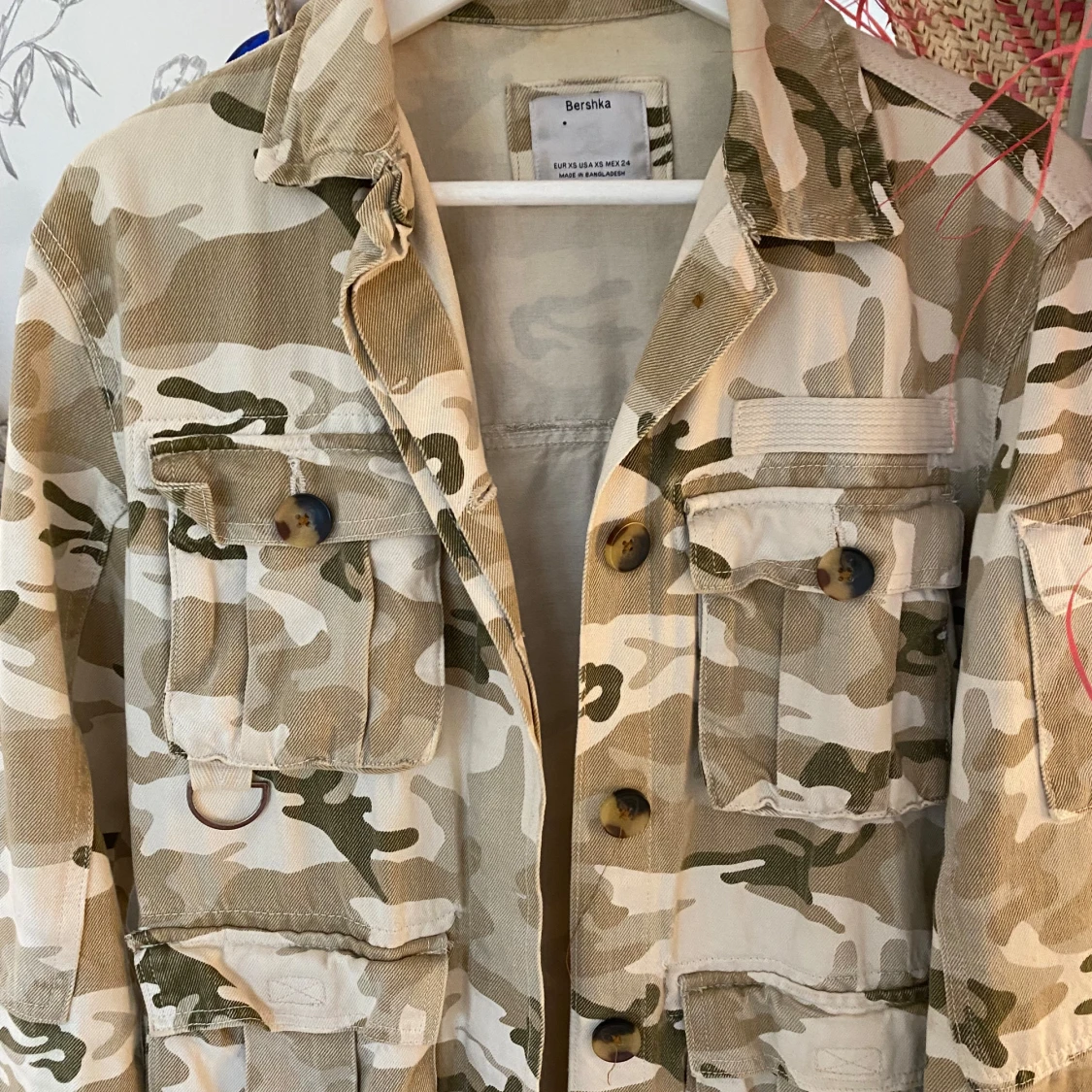 Beige camouflagejacka från Bershka - 92
