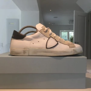 Philippe model skor - Ett par Philippe model skor i väldigt bra skick , använda sparsamt. Stl 40 men lite stora i storleken, allt ingår Box, Scan och dustabg osv. nypris 3900 nu 2349 kan gå ner vid snabb affär. Skirv gärna vid minsta fråga 