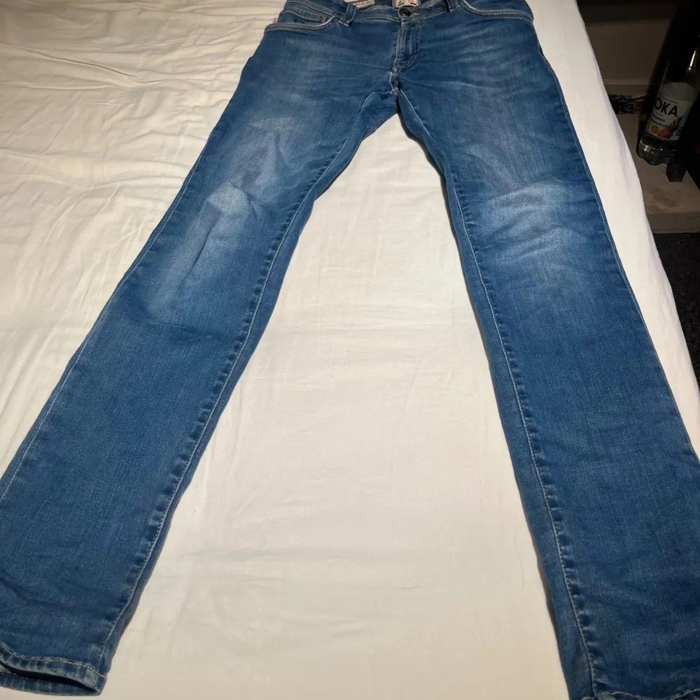 Säljer ett par trammarosso jeans i modellen Leonardo. Dem är väldigt fina och i bra skick utan några defekter och direkta tecken på användning. Nypris på dessa jeansen är runt 4000kr och mitt pris är 999kr, väldigt bra pris. Pris kan diskuteras.. Jeans & Byxor.