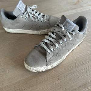 Adidas Stan Smith i bra skick. Storlek 44 och 2/3. Beige. 