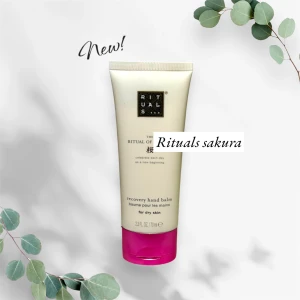 Ny! Rituals Sakura Recovery Hand Balm - Återfuktande handbalsam från Rituals Sakura med doft av körsbärsblom och rismjölk. Perfekt för torr hud och mikrobiomvänlig. Kommer i en praktisk tub på 70 ml med en snygg rosa kork. Perfekt att ha med i väskan för daglig användning. Nypris 139:-
