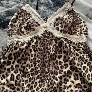 super gullig leopard färgad topp köpt second hand på vinted men tyvärr för stor på mig så säljer vidare. 💔