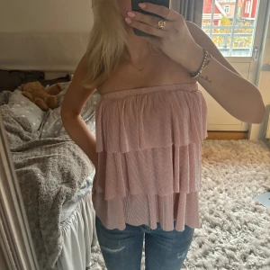 Glittrig volangtopp/kjol - Gullig kjol som är superfin som topp🩷 skulle säga att den är lite mer rosa än på bilderna. Passar xs-m