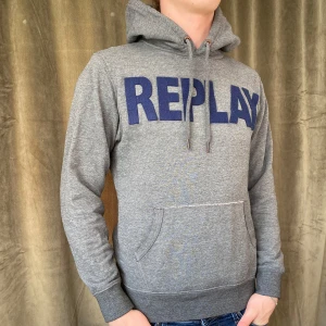 Replay hoodie - Tja! Säljer denna snygga replay hoodie! Lite nopprig på trycket annars i bra skick. Vid minsta fråga eller fundering hör av er 🤝 