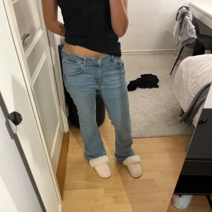 Ljusblå jeans - Super najs jeans men tyvärr för stora , skulle säga att de är mellan låg och högmidjat! 