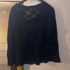 Svart spetsblus - Säljer en elegant svart spetsblus . Perfekt för både vardag och fest! Blusen har långa ärmar och en fin spetsdetalj som ger en romantisk touch. Passar bra till både jeans och kjol. Kommer med en linne under och en Bow ,frakt 59kr