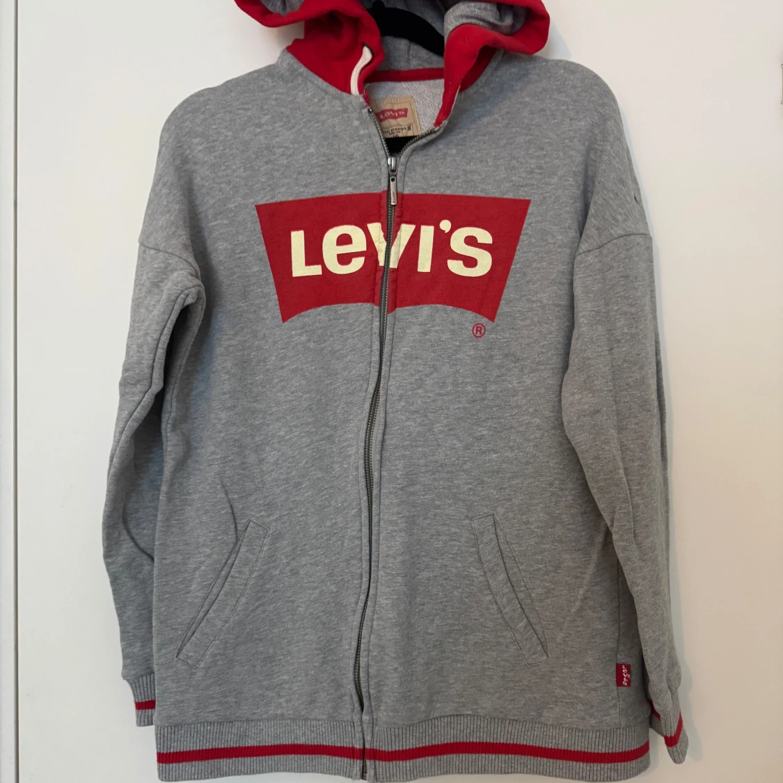 Grå hoodie från Levi's strl: 16 år