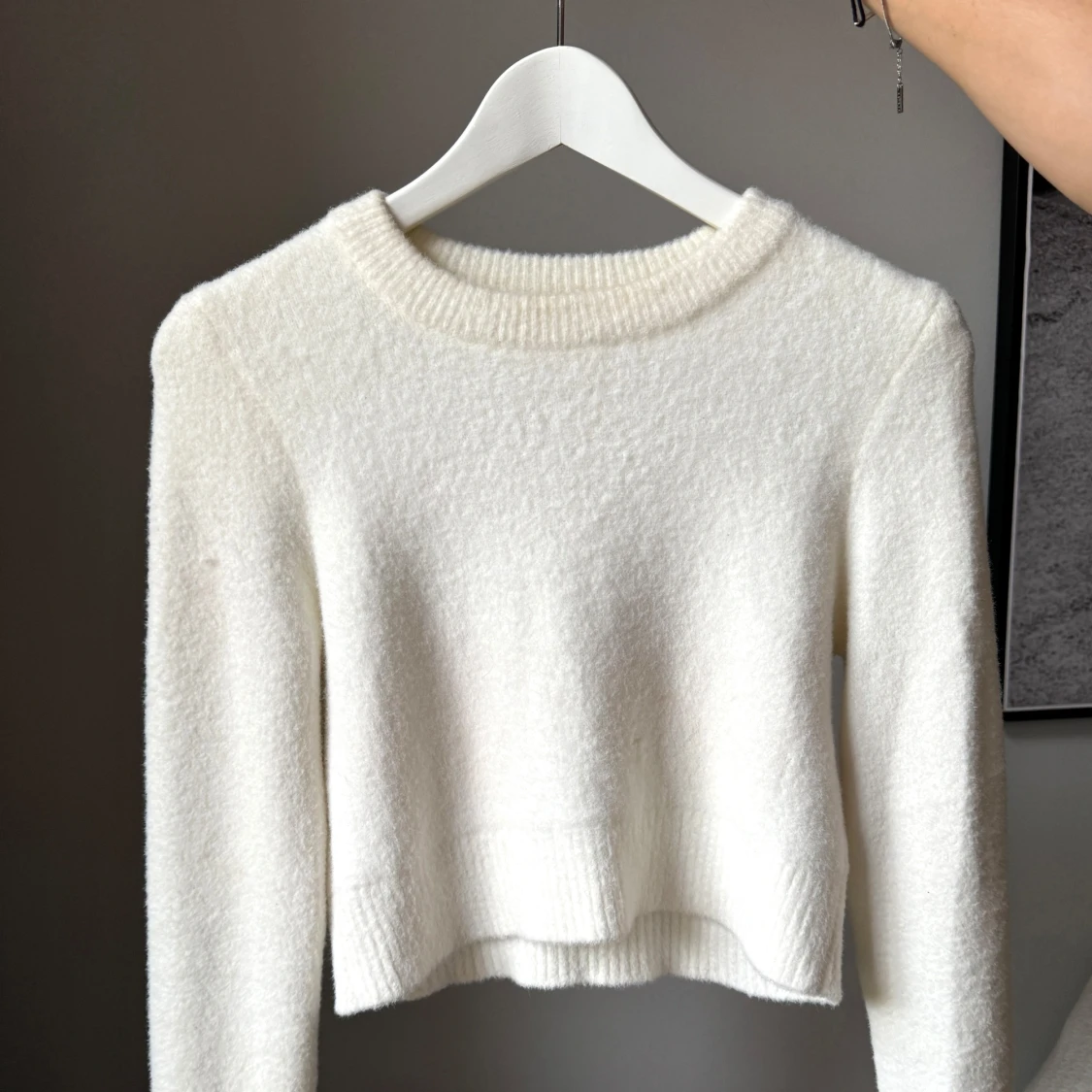 Vit stickad croppad tröja