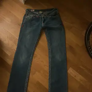 Jätte fina bootcut supper lowwais, inga tecken på slitage, köpta för 1600. Skriv för fler bilder💕