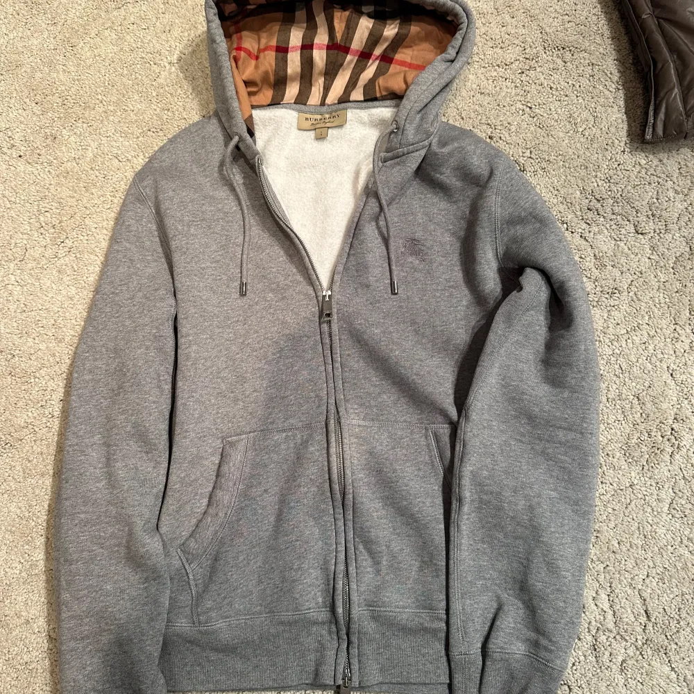 Burberry zip up. Storlek L. Skick 9/10 väldigt fin. Pris 2449kr. . Hoodies.