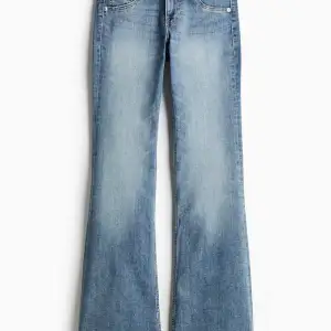 Jätte fina och lågmidjade bootcut jeans från hm. De är slutsålda! Säljer dessa då de är för stora för mig!skriv om ni har frågor! Pris kan diskuteras. 