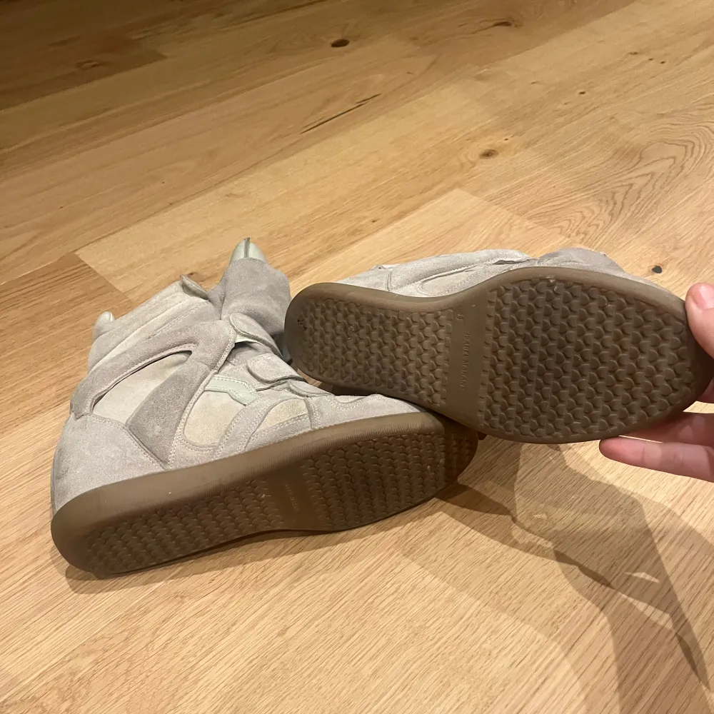 Säljer mina äkta beige isabel marant skor i storlek 39-40! De har använts några gånger och misslyckas nästan aldrig! 🫶🏼 Observera att de endast går att köpa på min Vinted @ingr3931 ♥️. Skor.