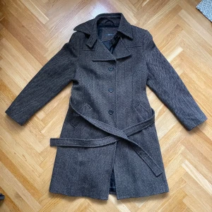 Kappa med fiskbensmönster - Superfin vinterkappa i mycket bra skick! 55% ull, 20% polyester, 15% polyamide, 10% akryl.