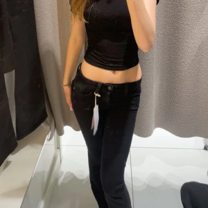 Lowwaist bootcut jeans svarta  - Lågmidjade svarta jeans med fina bakfickor. Helt nytt skick då jag endast provade i butik men ångrade mig hemma. Pris kan diskuteras💗