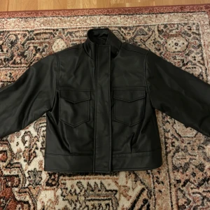 Cropped skinnjacka NAKD - Säljer denna coola cropped boxy skinnjacka från nakd i collab med Josefine HJ. Aldrig använd utomhus så som ny. Nypris 999kr köpte på rea för 500, mitt pris: 300kr 🖤