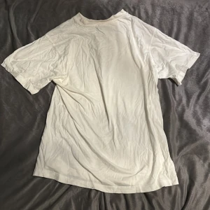 vit t-shirt - en vit t-shirt köpt på en mans avdelning, så den har varit lite baggy för mig