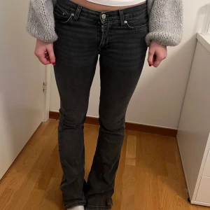 Lågmidjade jeans - Säljer de här Lågmidjade jeansen, de har lite slitningar längst ner som syns på sista bilden!