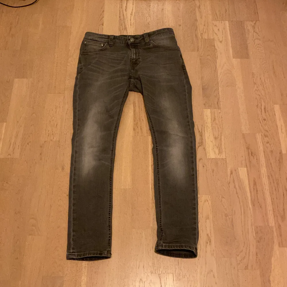 Ass feta nudie jeans! Säljer mina gråa nudie jeans för att dom inte passar längre. Skick 9/10 använd bara några gånger. Längd 28 waist 29. Nypris 1600 mitt pri 500. Jeans & Byxor.