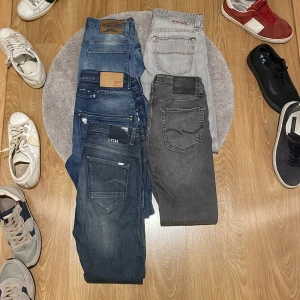 Jeans pack - Ett 5 pack jeans perfekt till dig som vill resella eller bara få in mer jeans till garderoben | storlekar från 27 till 30 men alla jeans borde passa om du har runt 29w-30w | hör av dig vid frågor