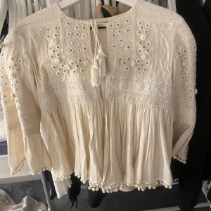 Blus från Zara - Säljer en jätte fin blus från Zara i nyskick! skriv privat för mer bilder! 