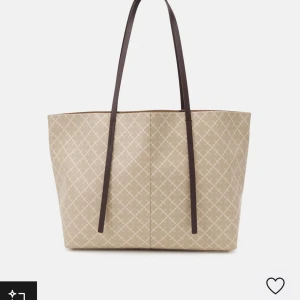 By Malene Birger väska  - Väldigt fin väska från By Malene Birger i nyskick som jag inte hunnit använt då jag har två nästintill likadana och känner att jag ej har behov utav de☺️köpte den ny för 3 495 kr. 