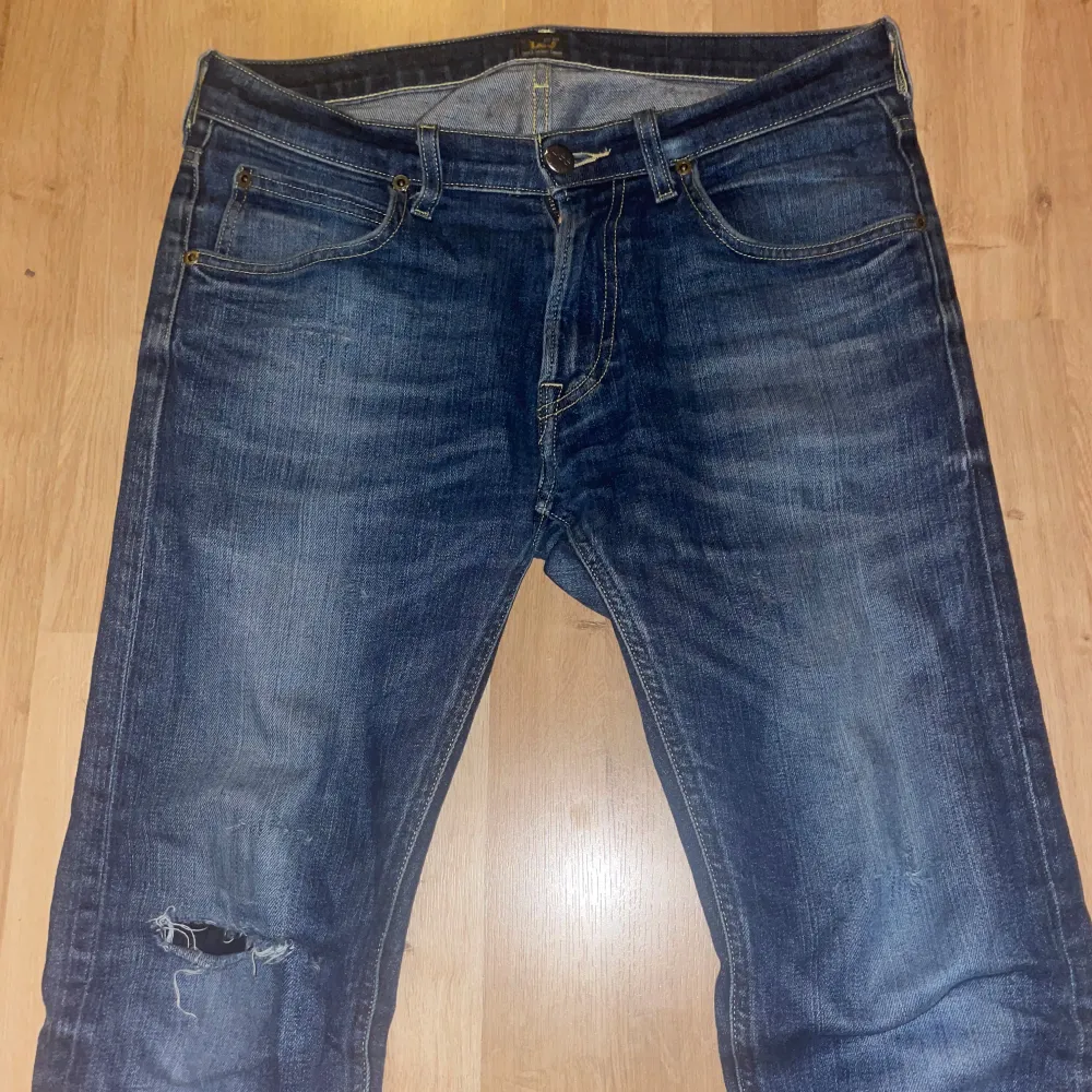 Tja! Säljer dessa sjukt snygga lee jeansen med slitningar som är custom made, storleken är 30/32 och modellen är ”Luke” Som är slimfit! Väldigt bra skick! Pris kan diskuteras vid smidig affär😁. Jeans & Byxor.