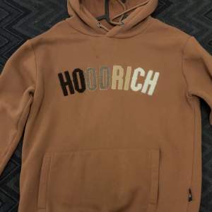 Hoodrich hoodie som jag köpte från JD den är i jätte bra kondition. Den är i storlek S men sitter ändå lite baggy vilket jag tycker om.