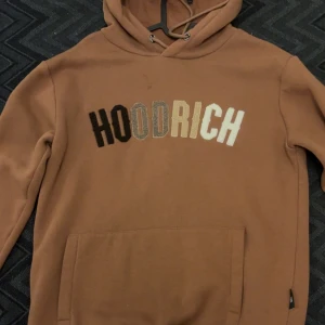Hoodrich  - Hoodrich hoodie som jag köpte från JD den är i jätte bra kondition. Den är i storlek S men sitter ändå lite baggy vilket jag tycker om.