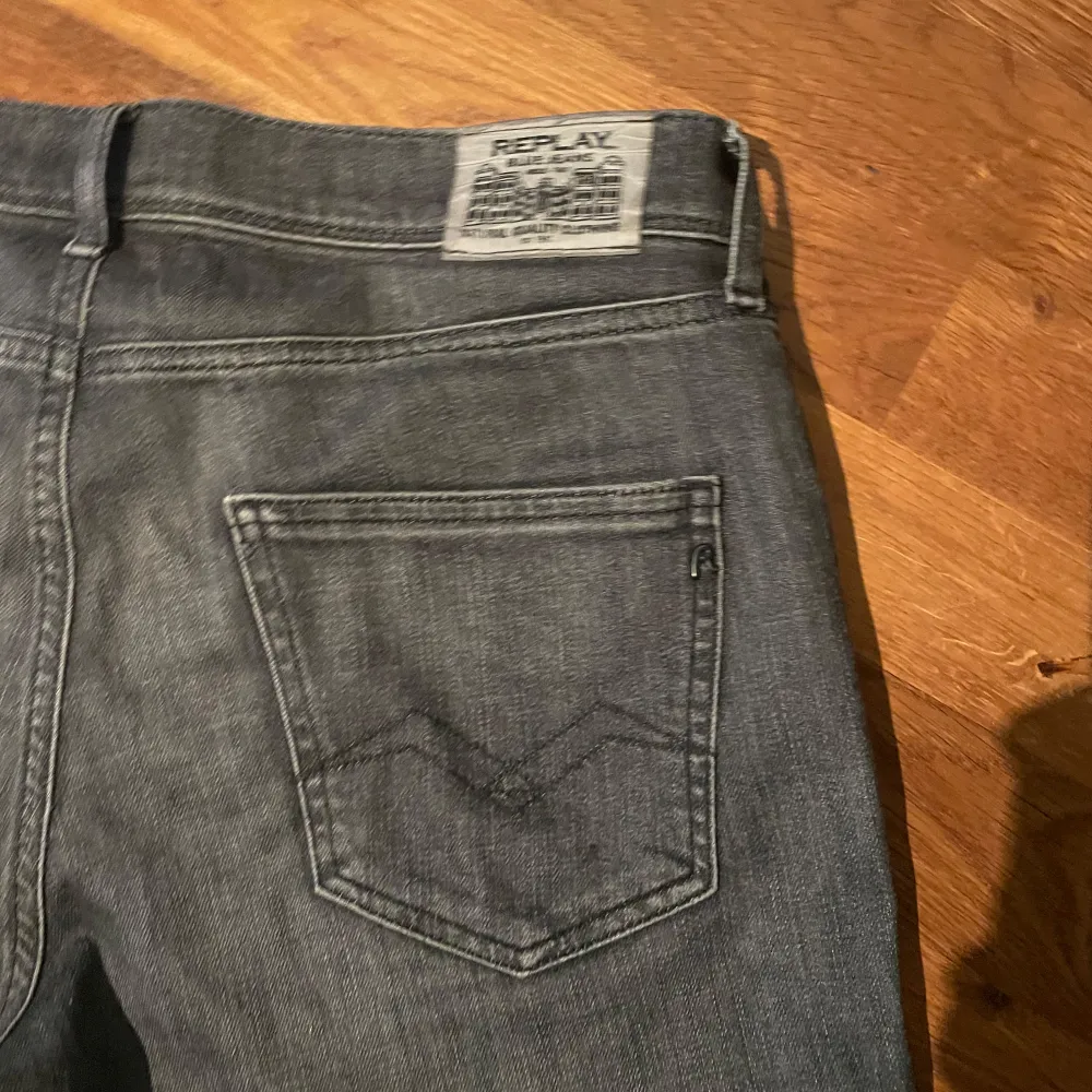 Säljer ett par grå jeans från Replay wally i bra skick. De har en slim passform. Knappt använda nypris 1500kr . Jeans & Byxor.