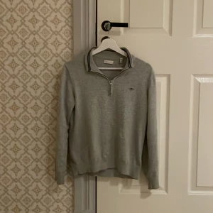 Grå gant halv zip - Tja jag säljer denna halvzipen eftersom jag har vuxit ur den den är i riktigt bra skick och har använts få gånger. Storlek xs och pris kan diskuteras