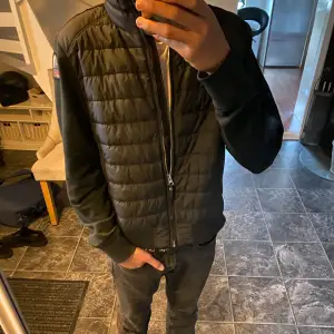 Säljer en svart cardigan från Parajumpers i mycket bra skick. Jackan har en quiltad design med dragkedja framtill och långa ärmar. Perfekt för höst och vår, och den är både stilren och bekväm. Storlek är XL för barn så passar folk runt 170. Skick 9/10 inga skador. Pris kan diskuteras vid snabb affär 👍byten kan vara intressant 