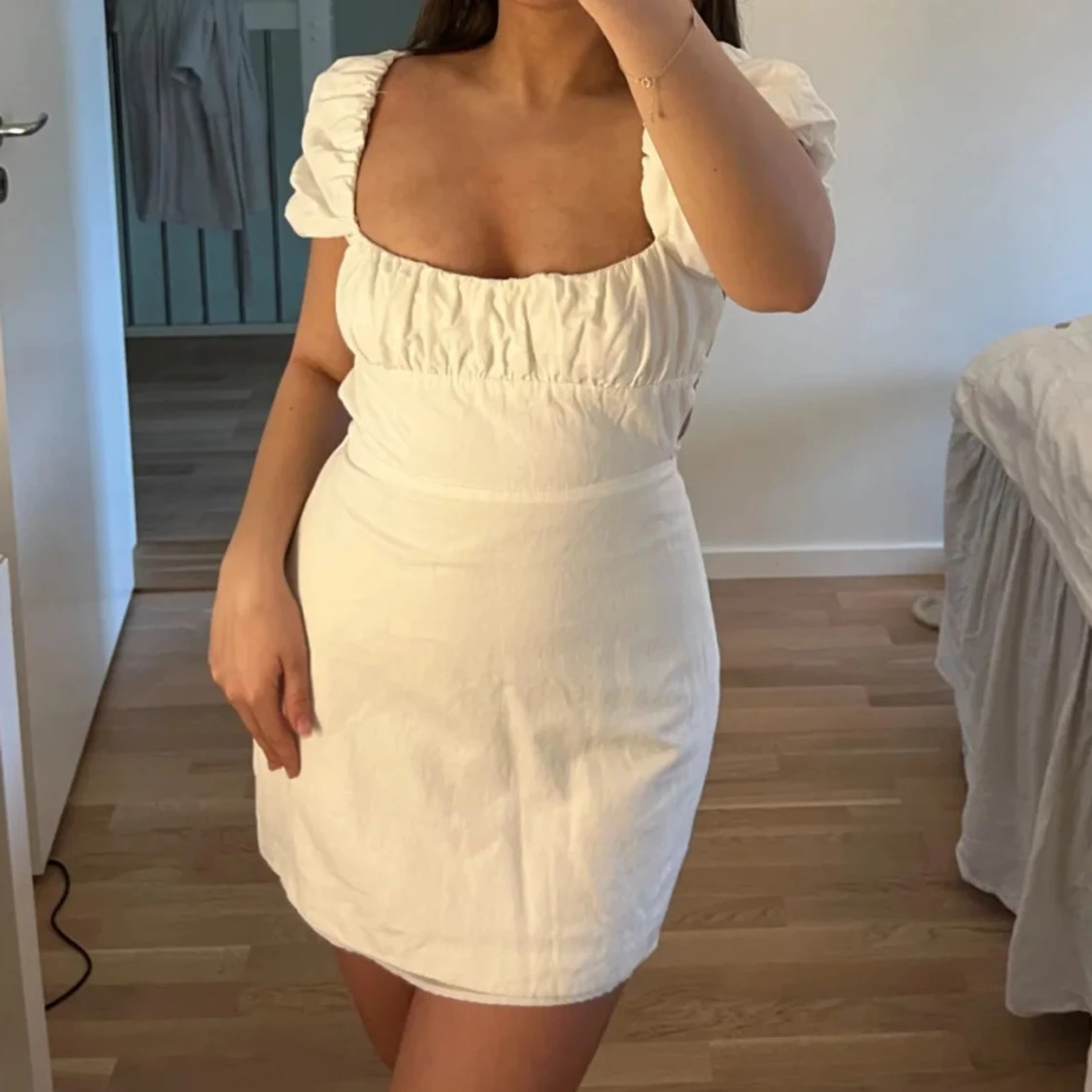 Vit kortklänning med snörning