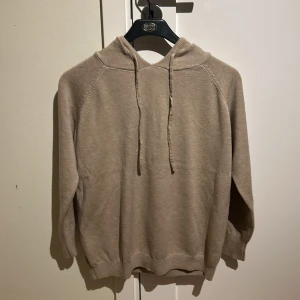 Merinoull hoodie - Säljer min sprillans nya merinoull tröja eftersom att den var för liten. Passar dig som är mellan 165-175cm lång.                Skriv om mer bilder önskas