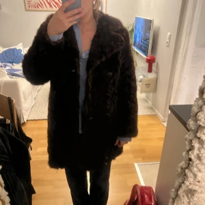Pälskappa - Pälskappa i superfint skick. Säljer då jag köpt en nu så denna kommer inte till användning längre. Vet inte om det är äkta päls men tror det. Köpt second hand.