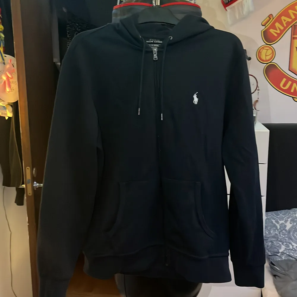 Säljer en splitter ny mörkblå hoodie från Ralph Lauren i storlek L. Jag är 188 lång och skulle säga att den passar mig precis, lite liten för min smak eftersom jag gillar lite mer overzised. Passar perfekt för dig som är mellan 175 - 188. M/L. Köpt från Zalando för 2200kr för 1 vecka sedan och har inte ens använt den. Säljer den nu för prisvärda 1900kr. Den har en dragkedja framtill och den klassiska loggan broderad på bröstet. Perfekt för både vardag och chill. Grymt skön och passar till allt 🖤. Hoodies.