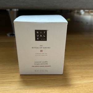 Rituals doftljus  - En ljuvlig doftljus från Rituals Sakura serien, helt ny oanvänd och oöppnad (öppnad endast för att ta bild)  Perfekt som julklapp!!
