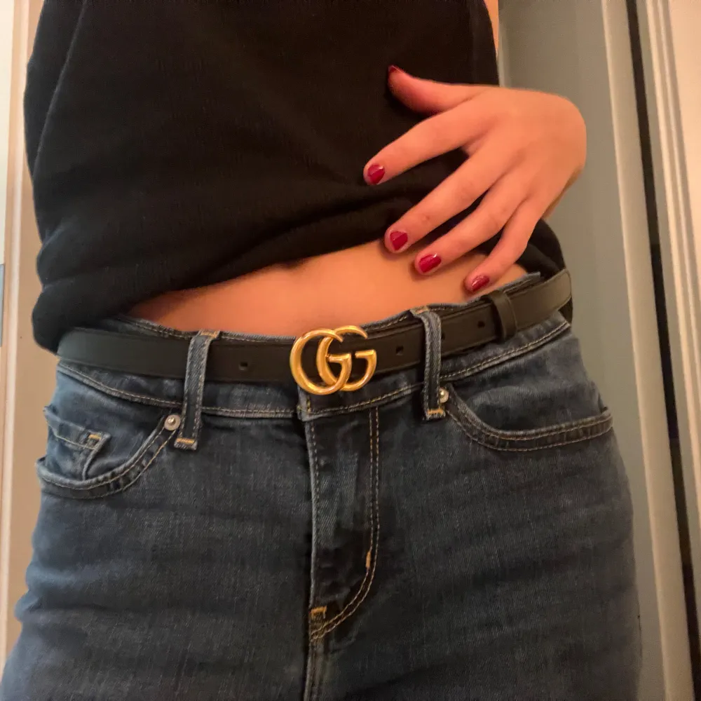 Snyggt svart skärp från Gucci med en ikonisk dubbel G-spänne i guld. Perfekt för att ge en lyxig touch till vilken outfit som helst. Passar både till jeans och klänningar. . Accessoarer.