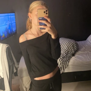 Svart offshoulder tröja från Gina Tricot - Säljer en snygg svart offshoulder tröja från Gina Tricot i storlek S. Tröjan har en tight passform och är superbekväm. Säljer för att jag använder den aldrig längre, skriv för mer bilder 💞