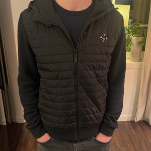 J Lindeberg jacka  - Asfet och varm j Lindeberg cardigan/jacka perfekt nu till kallare vädret. Nypris är runt 3500 och den tillverkas inte längre. Modellen är runt 180 och 70kg