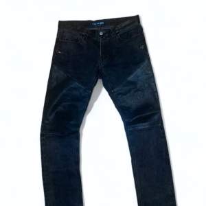 EXTREMT hard halb waxed jeans från japanska designer Tete homme — waxen finns på både låren och bakfickorna, plus metalldetaljer på främre delen av jeansen — mått: w30 l30 ish — skriv dm om intresserad eller har frågor. Kan även skicka mer bilder samt mått. Pris kan diskuteras