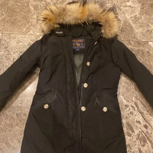Woolrich jacka dam - Woolrich jacka dam skick 8/10 köpt för 8000kr säljer för 2200, skriv gärna för frågor.