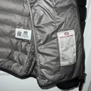 Parajampers jacka  - Säljer en svart pufferjacka från Parajumpers i mycket bra skick. Jackan har en quiltad design med en dragkedja framtill och ett snyggt märke på ärmen. Perfekt för höst och vinter, håller dig varm. Nypris 5000kr mitt pris 1000kr hör av er vid frågor eller intresse 