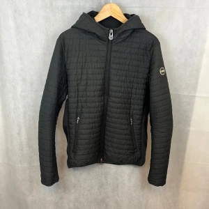 Colmar jacka - Riktigt soft colmar jacka i storlek S. Fint skick inga skador. Modellen är 185.