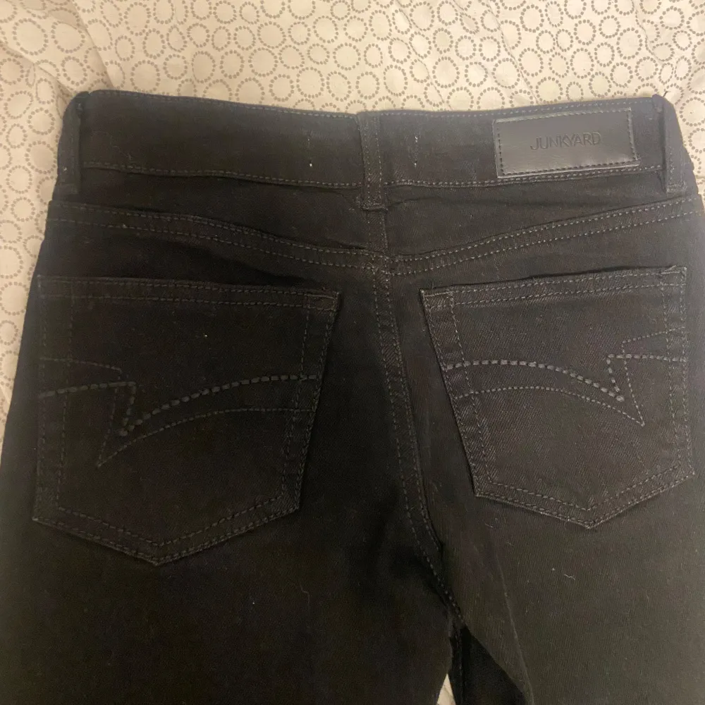  svarta bootcut jeans från Jdy, det är helt nya endast testade men var för små för mig . Jeans & Byxor.