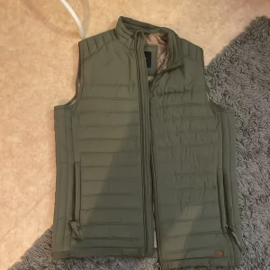 Väst - skön väst, passar nästan allt och inga skador. 