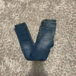 Jack and Jones jeans  - Blåa Jack and Jones jeans i storlek 27/32 och Modell skinnet fit/ben. Skick 9/10. Prisförhandling och andra frågor svaras på snabbt💫