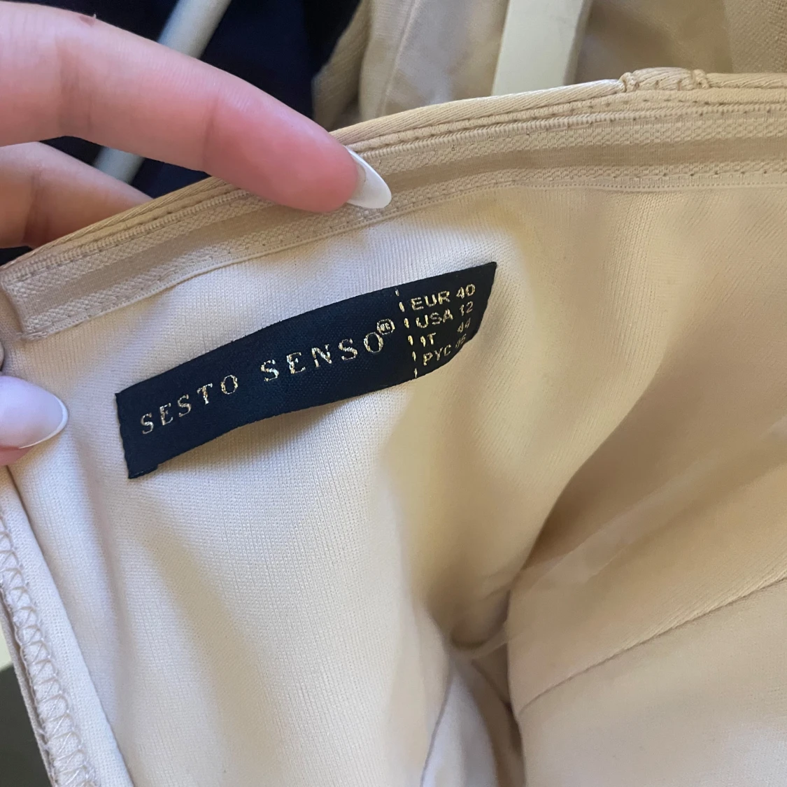 Champangefärgad satinklänning - 4