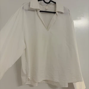 Skjorta Vit - Vit popover skjorta. Strl XL men jag som Medium kunde ha den som en oversized skjorta. Meddela för föer bilder
